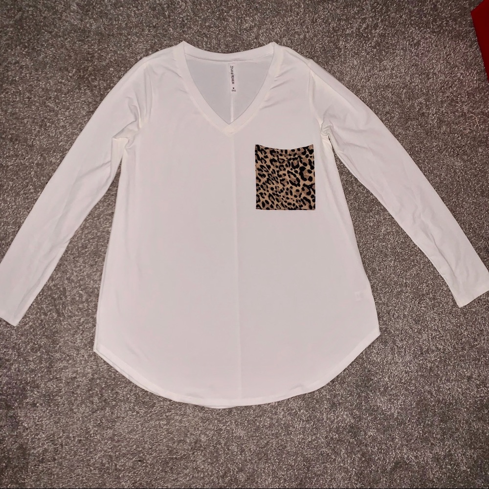 ✨NWOT Zenana White w/Animal Print Pocket Top